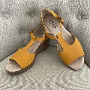 Cliffs by White Mountain Peep Toe T-Strap Wedge Sandal Mustard Leather Sz 8.5